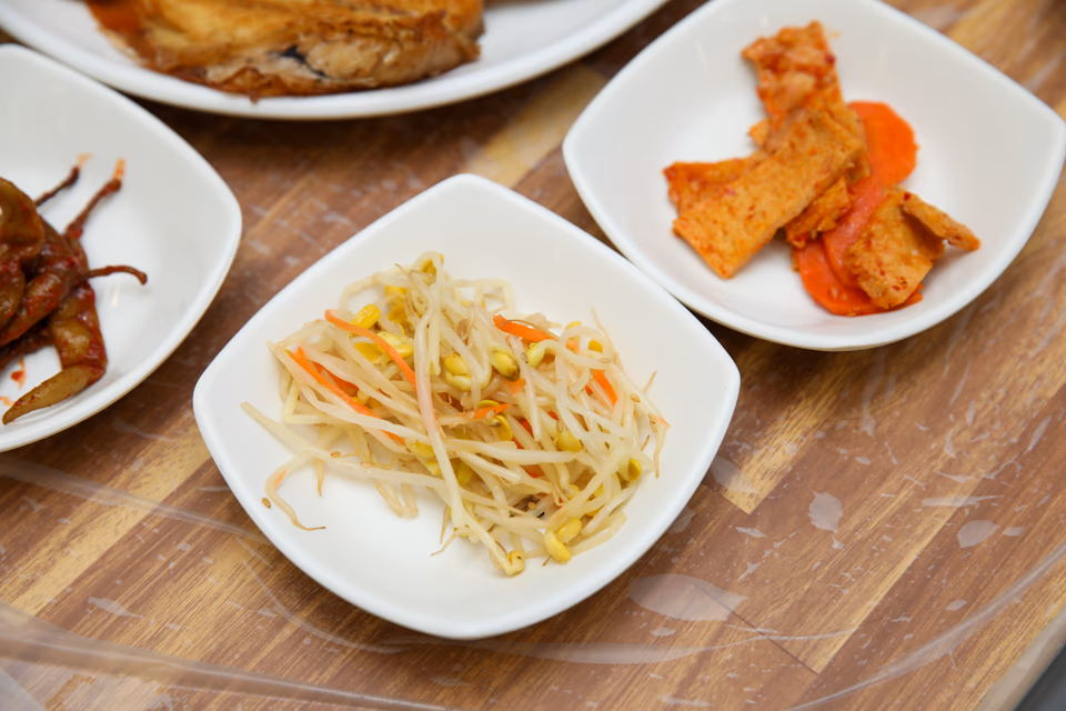 冰魚湯一人份特寫,冰涼湯底配鮮魚片