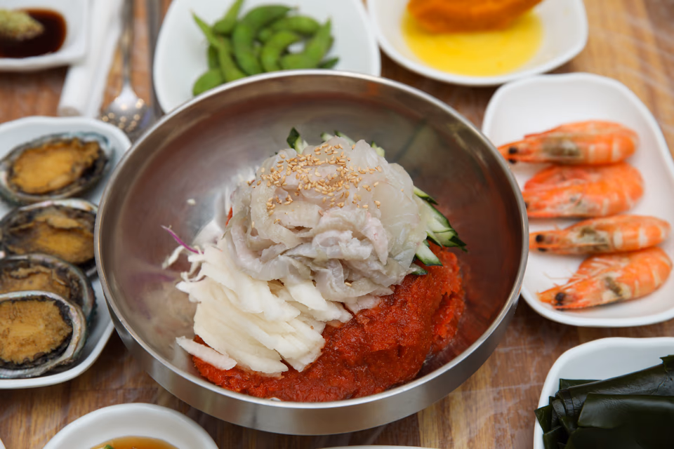 冰魚湯與生魚片蓋飯並排比較, 札嘎其海岸路 #2 釜山冰魚湯(물회 Mulhoe)完全攻略, 夏天必吃消暑海鮮價格與吃法