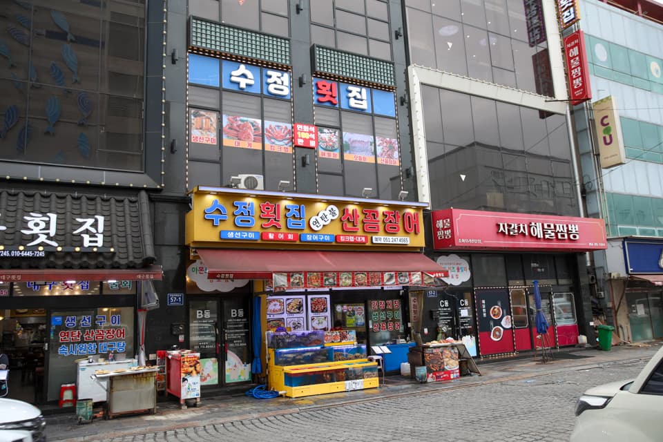 海鮮餐廳櫃台結帳區域, 收銀機和刷卡終端機