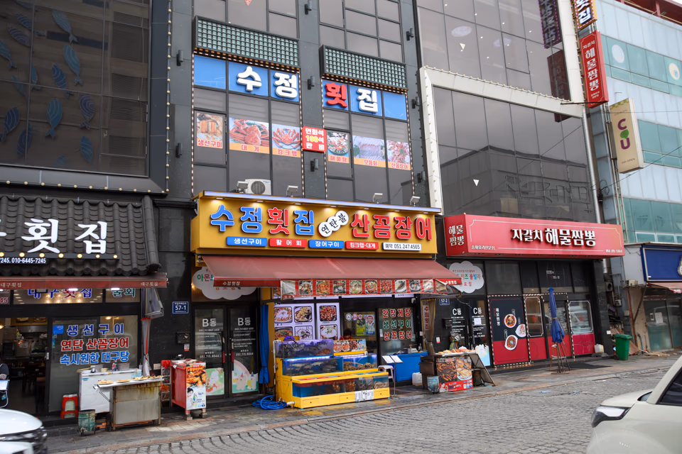 海鮮餐廳櫃台結帳區域, 收銀機和刷卡終端機