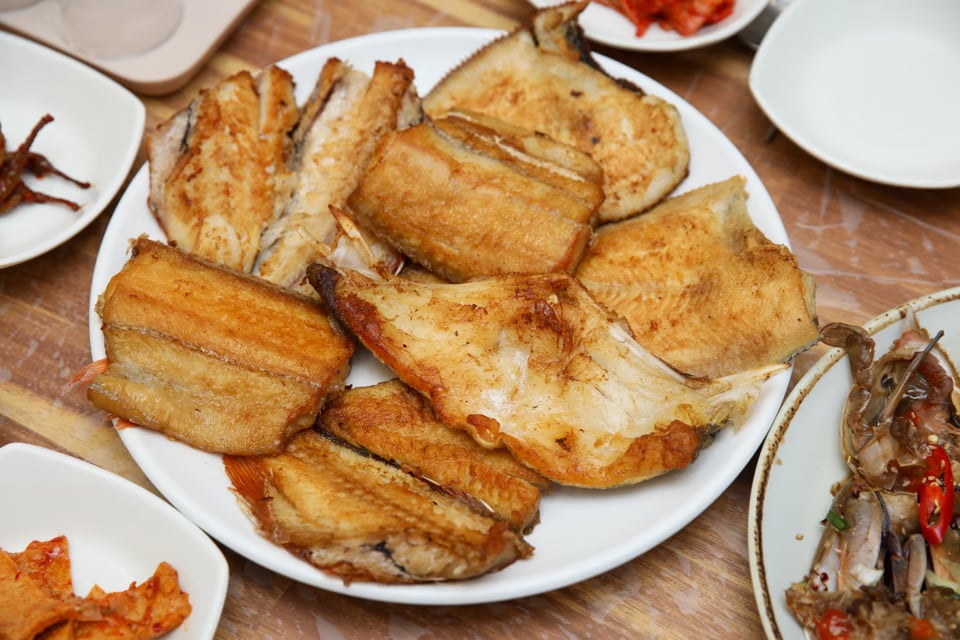 釜山烤魚定食全景, 烤魚、白飯、小菜、熱湯
